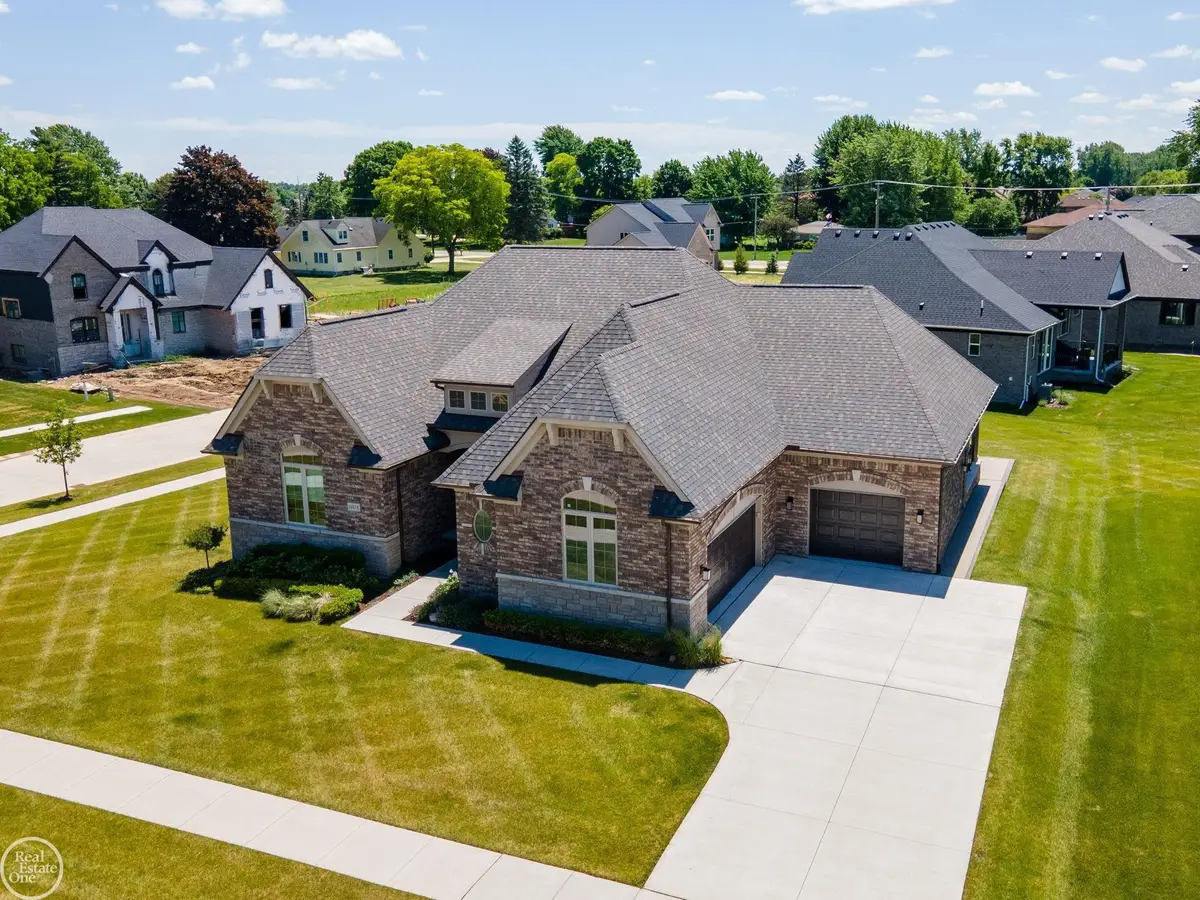 16818 Glenhurst DR, Macomb, MI 48044 - #1