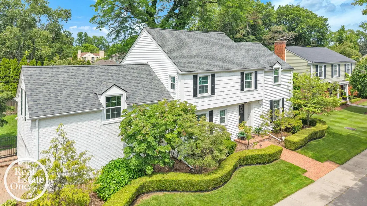 90 Colonial RD, Grosse Pointe Woods, MI 48236 - #1