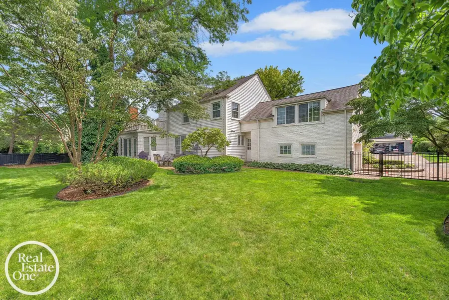 90 Colonial RD, Grosse Pointe Woods, MI 48236 - #2