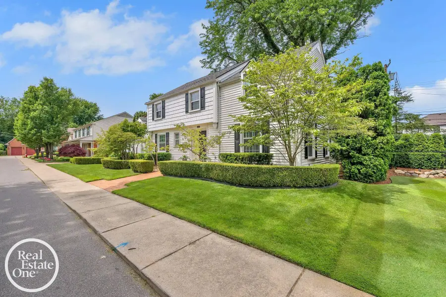 90 Colonial RD, Grosse Pointe Woods, MI 48236 - #3