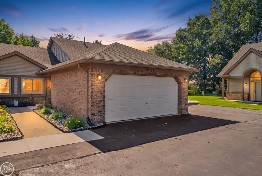 16582 Woodlane DR, Fraser, MI 48026 - #2