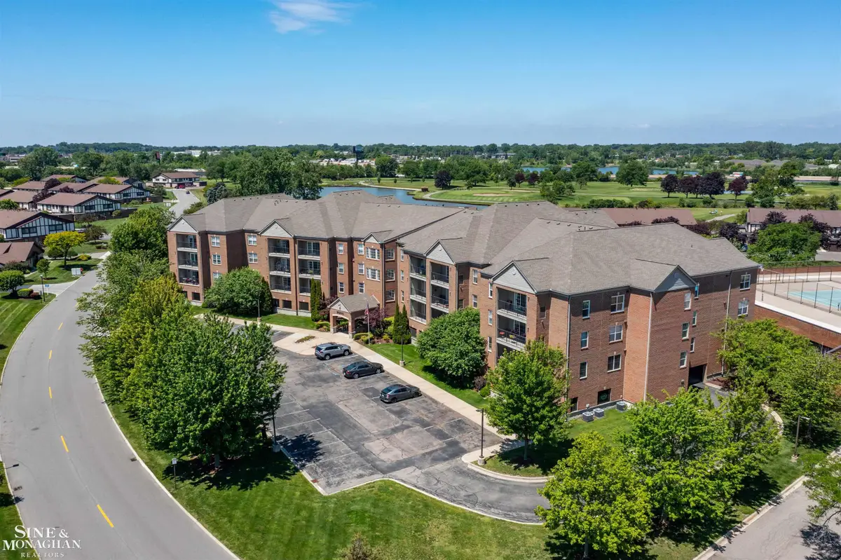 2210 Country Club DR, Saint Clair Shores, MI 48082 - #1
