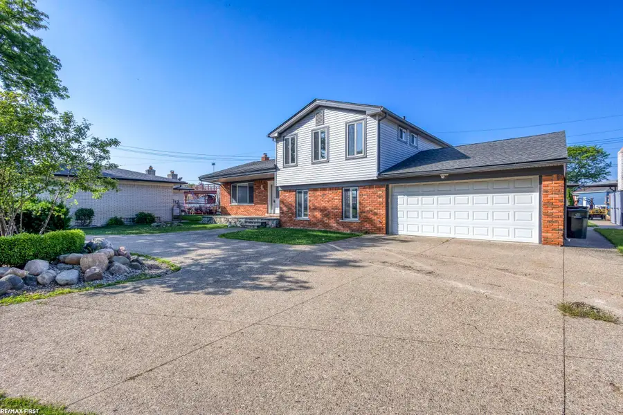 22770 Worthington Ct, Saint Clair Shores, MI 48081 - #2