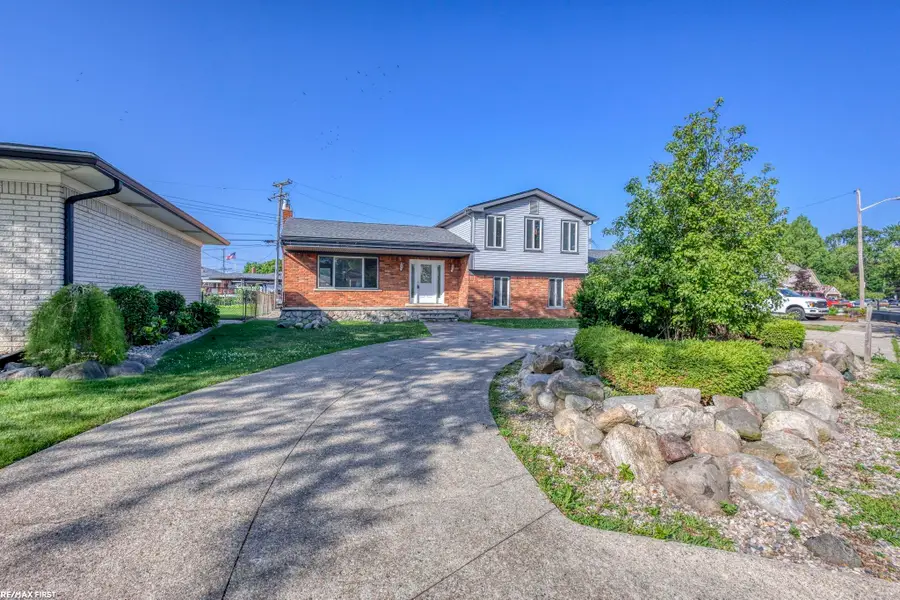 22770 Worthington Ct, Saint Clair Shores, MI 48081 - #3