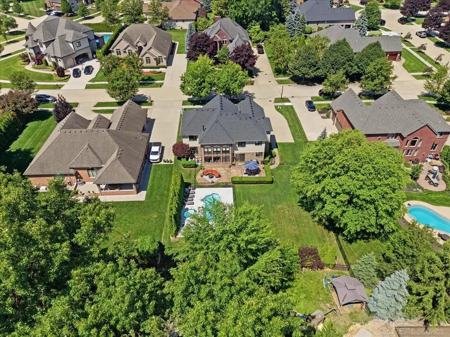 52250 Chickadee LN, Shelby, MI 48315 - #2