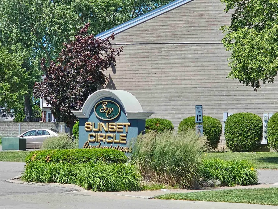 405 Sunset LN, Saint Clair Shores, MI 48082 - #3