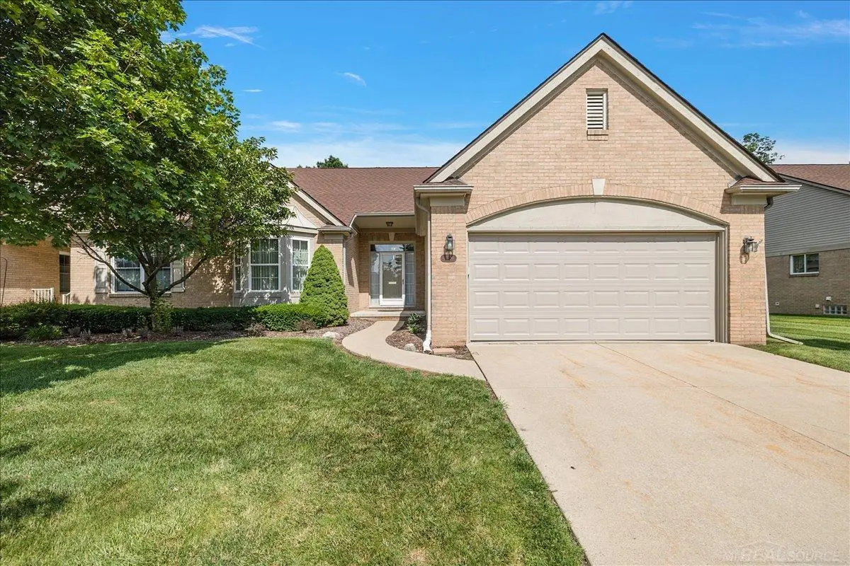 43350 Cove DR, Clinton, MI 48038 - #1