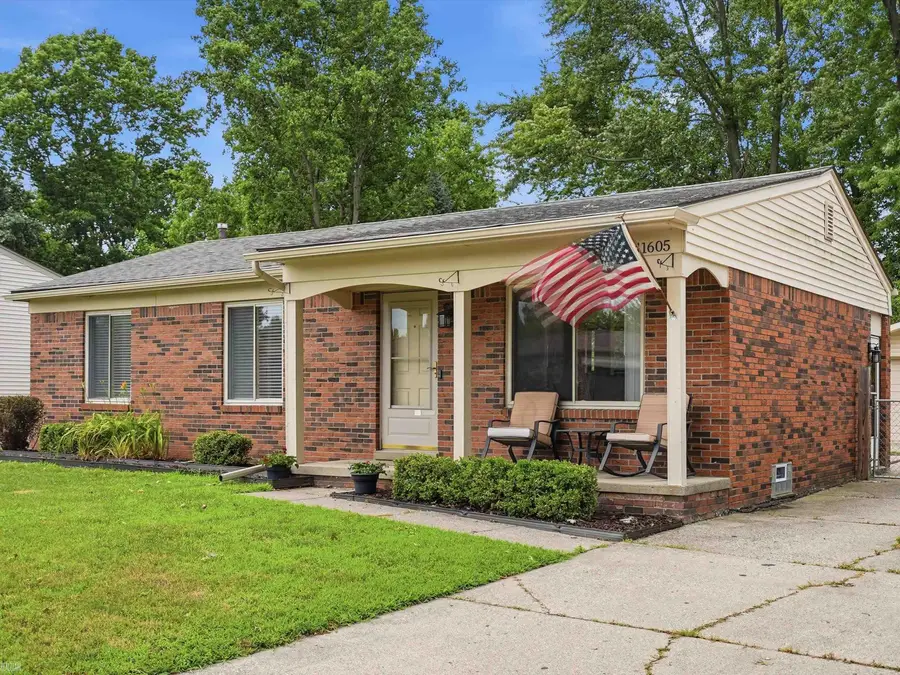 41605 Clayton ST, Clinton, MI 48038 - #2