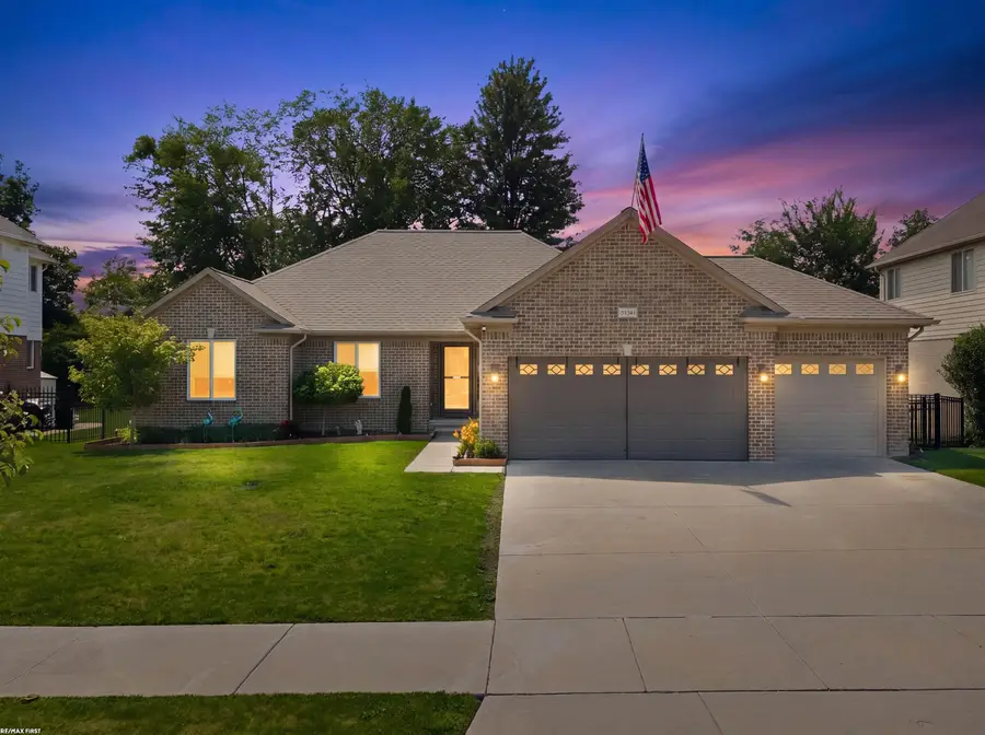 51341 Caroline DR, New Baltimore, MI 48047 - #2