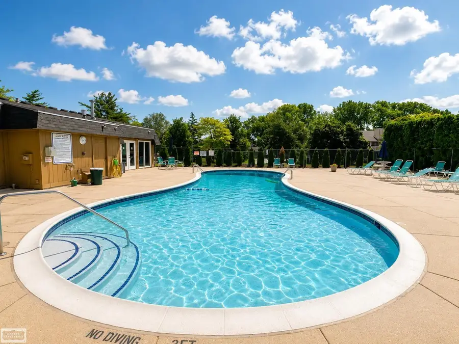 1527 S Hill BLVD, Bloomfield, MI 48304 - #3