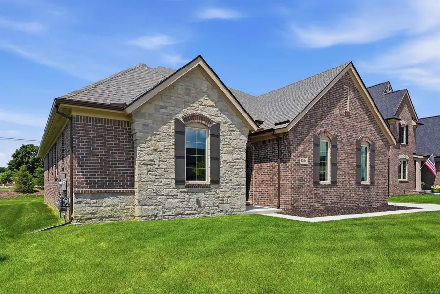 55611 Bay Oaks CT, Shelby, MI 48315 - #2