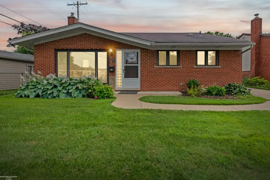 19824 Sussex ST, Saint Clair Shores, MI 48081 - #2