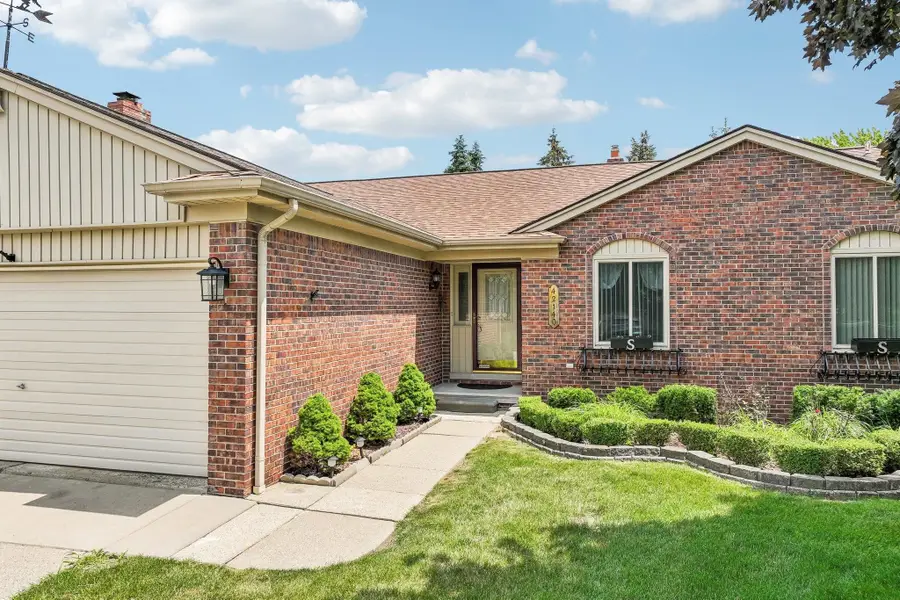 42140 Royal LN, Clinton, MI 48038 - #3