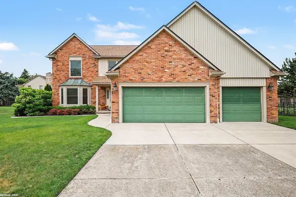48103 Greenbriar DR, Macomb, MI 48044