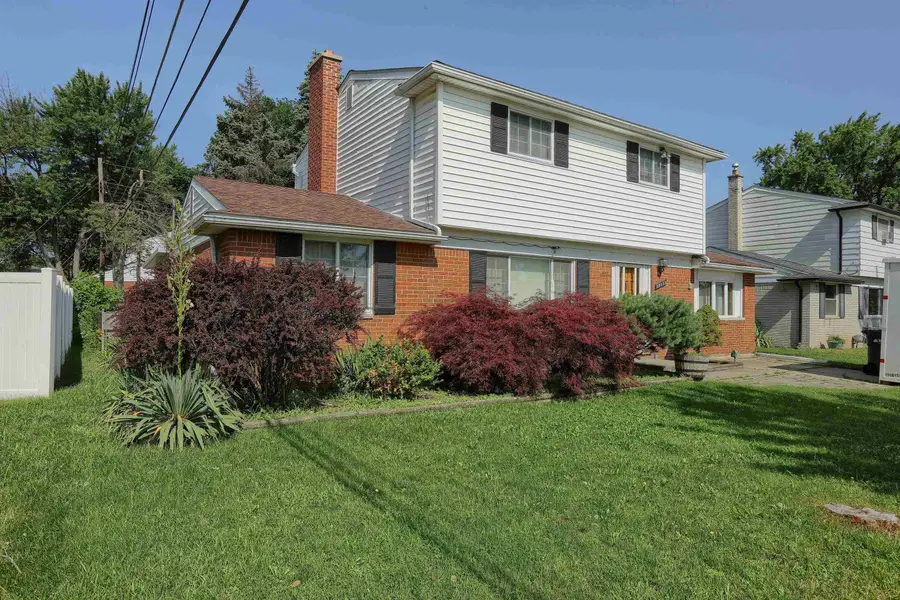 39533 Spalding DR, Sterling Heights, MI 48313 - #2