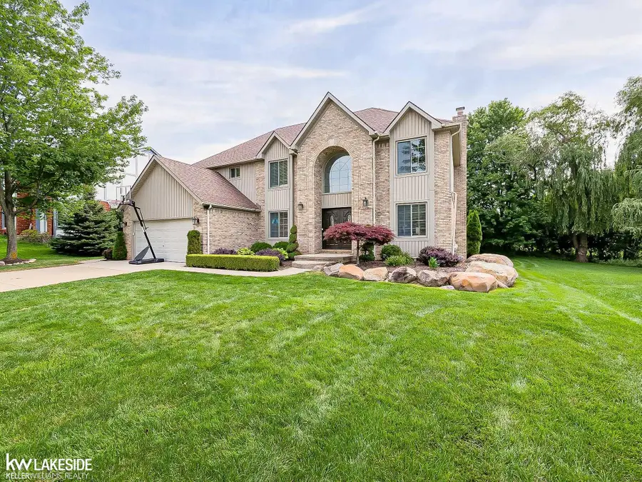 2058 Reagan DR, Rochester Hills, MI 48309 - #2