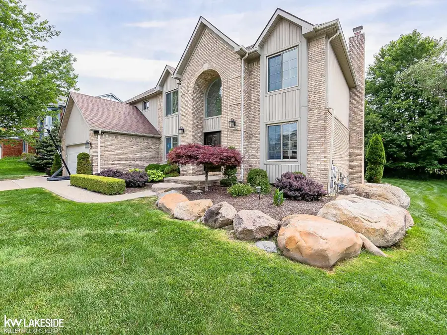 2058 Reagan DR, Rochester Hills, MI 48309 - #3
