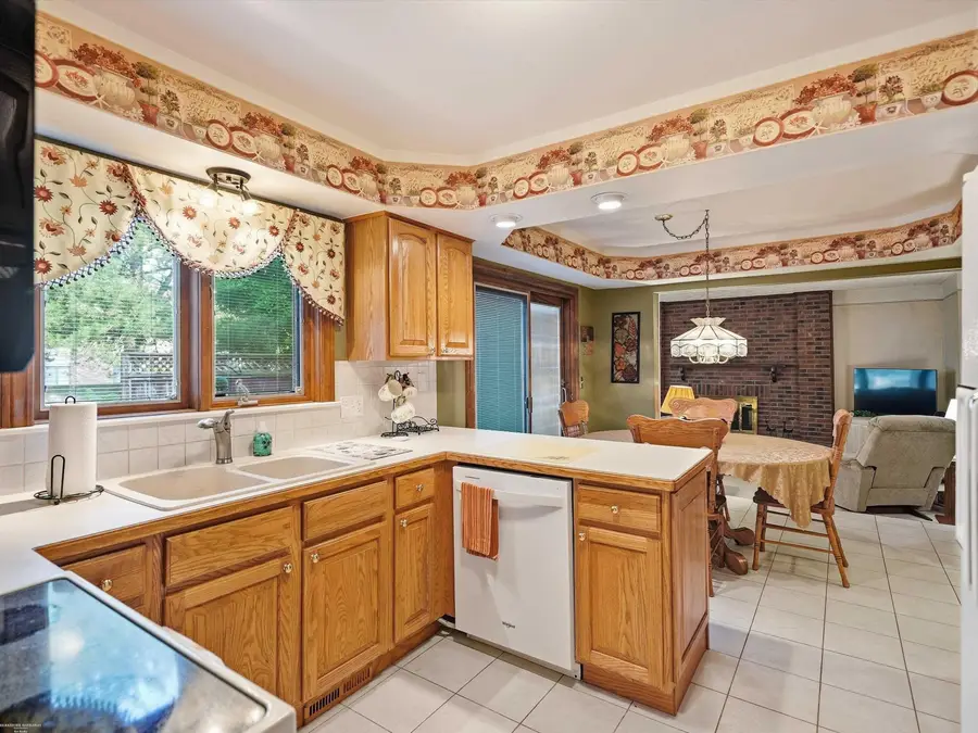 43456 Hillcrest DR, Sterling Heights, MI 48313 - #3