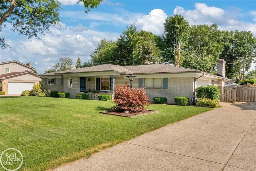 6534 Donnybrook DR, Shelby, MI 48316 - #2