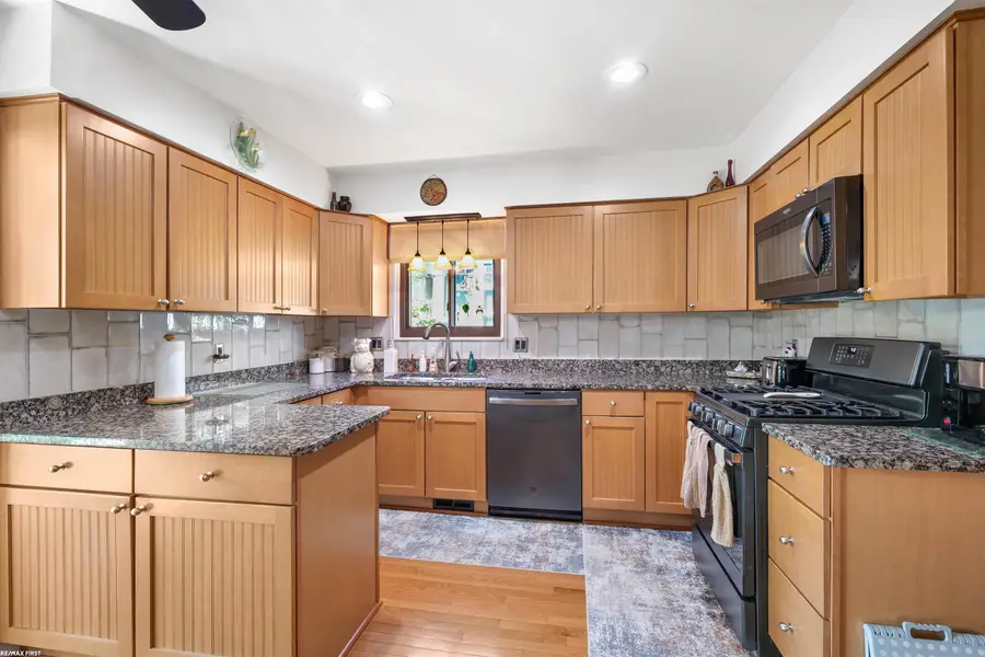 34321 Jefferson AVE, Harrison Township, MI 48045 - #2