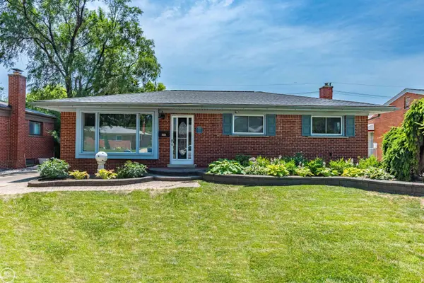 8324 Darlene ST, Warren, MI 48093