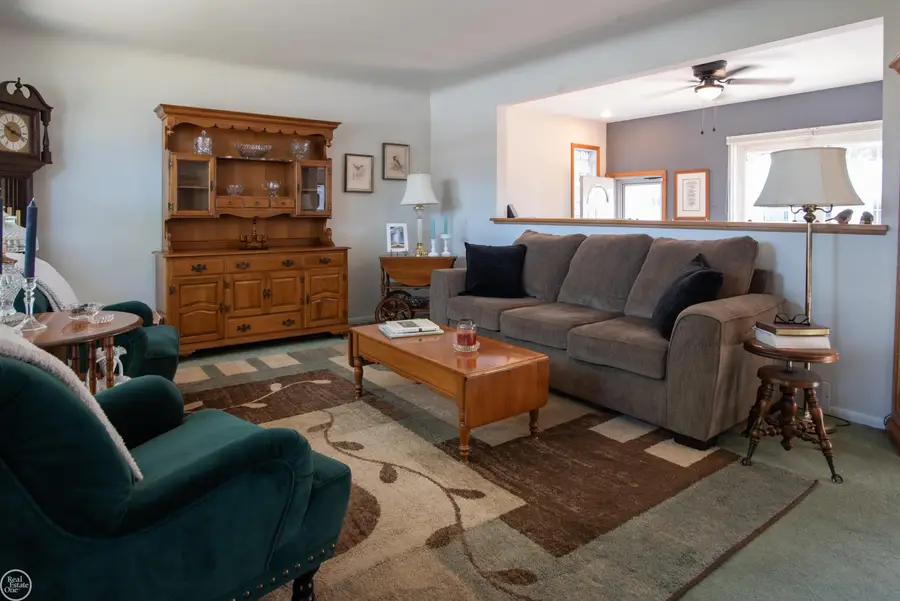 8324 Darlene ST, Warren, MI 48093 - #2