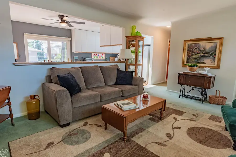 8324 Darlene ST, Warren, MI 48093 - #3