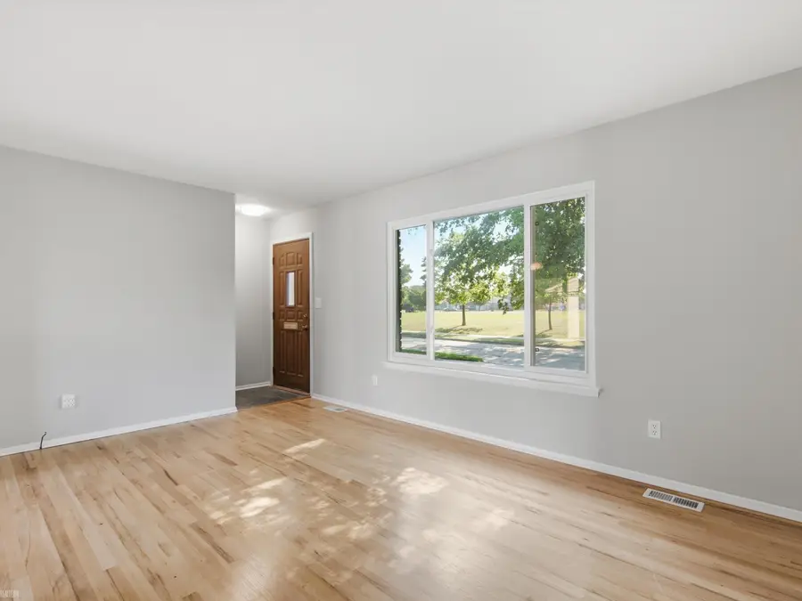23716 Grove ST, Saint Clair Shores, MI 48080 - #2