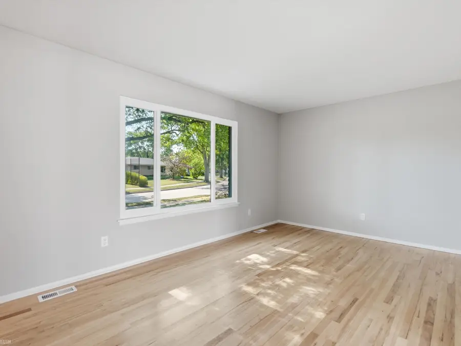 23716 Grove ST, Saint Clair Shores, MI 48080 - #3
