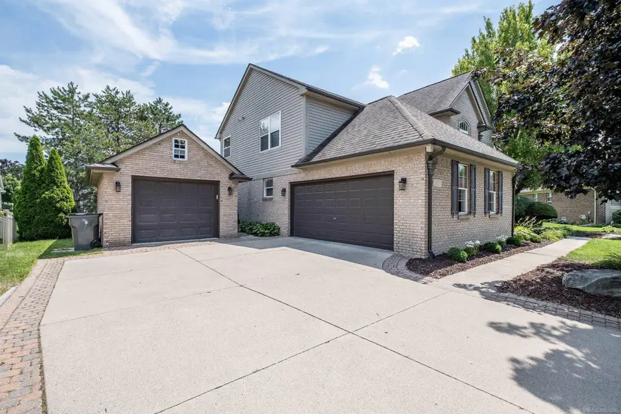 19573 Tanglewood CIR, Clinton, MI 48038 - #3