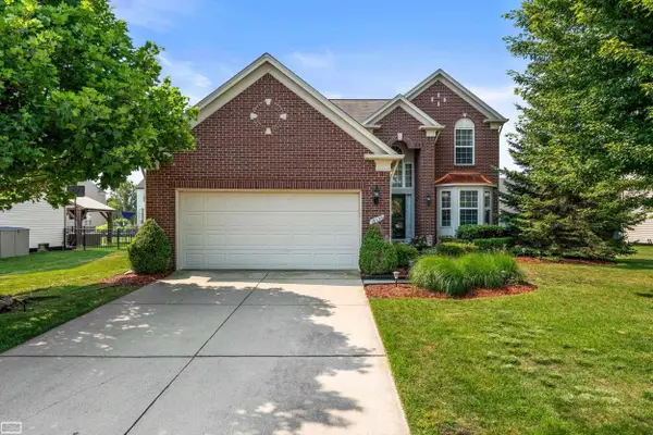 19056 Hazelton DR, Macomb, MI 48042