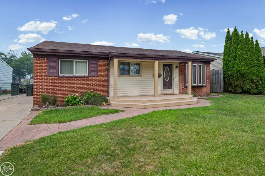28203 Florence ST, Saint Clair Shores, MI 48081 - #2
