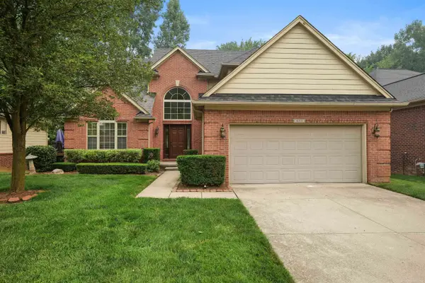 8313 Pine Creek DR, Utica, MI 48316