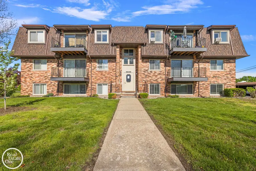 225 Riviera DR, Saint Clair Shores, MI 48080 - #2