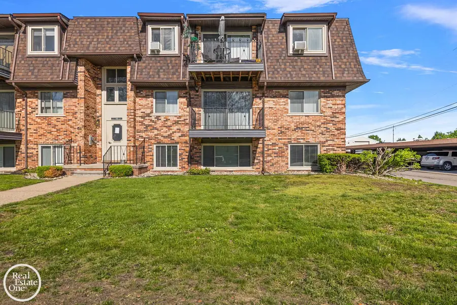 225 Riviera DR, Saint Clair Shores, MI 48080 - #3