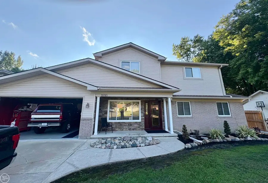 39745 Sylvia ST, Harrison, MI 48045 - #2