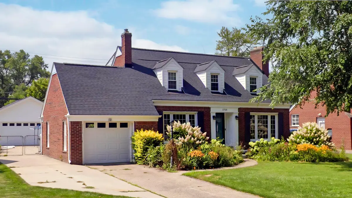 1723 Hawthorne RD, Grosse Pointe Woods, MI 48236 - #1