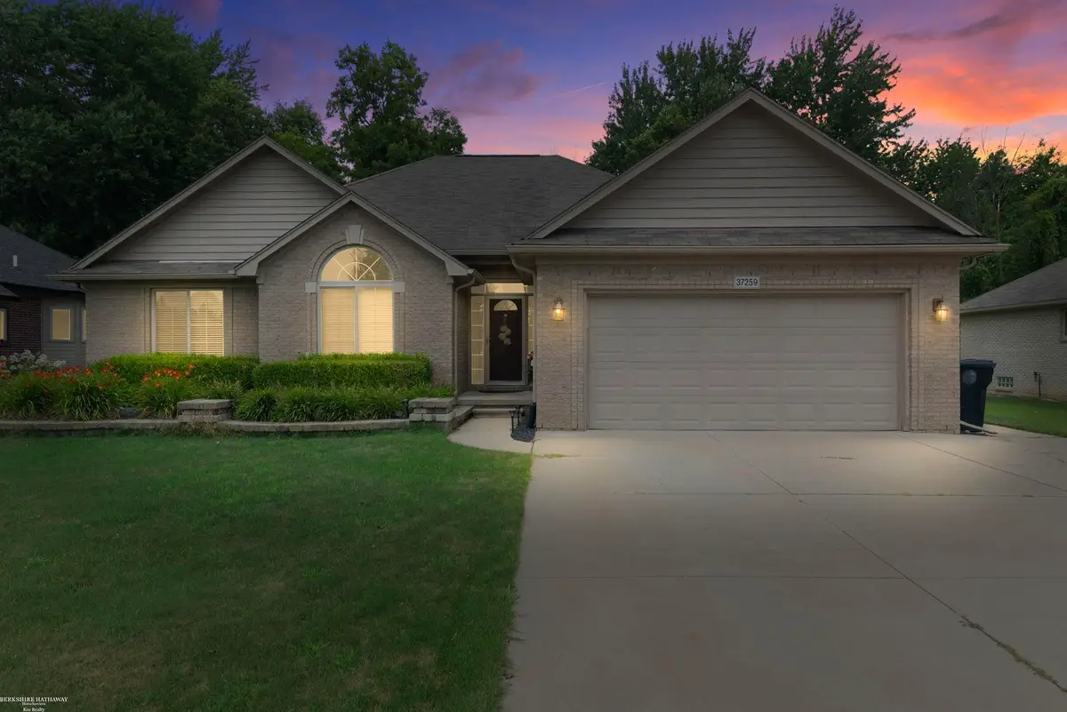 37259 Willow Creek LN, New Baltimore, MI 48047 - #1