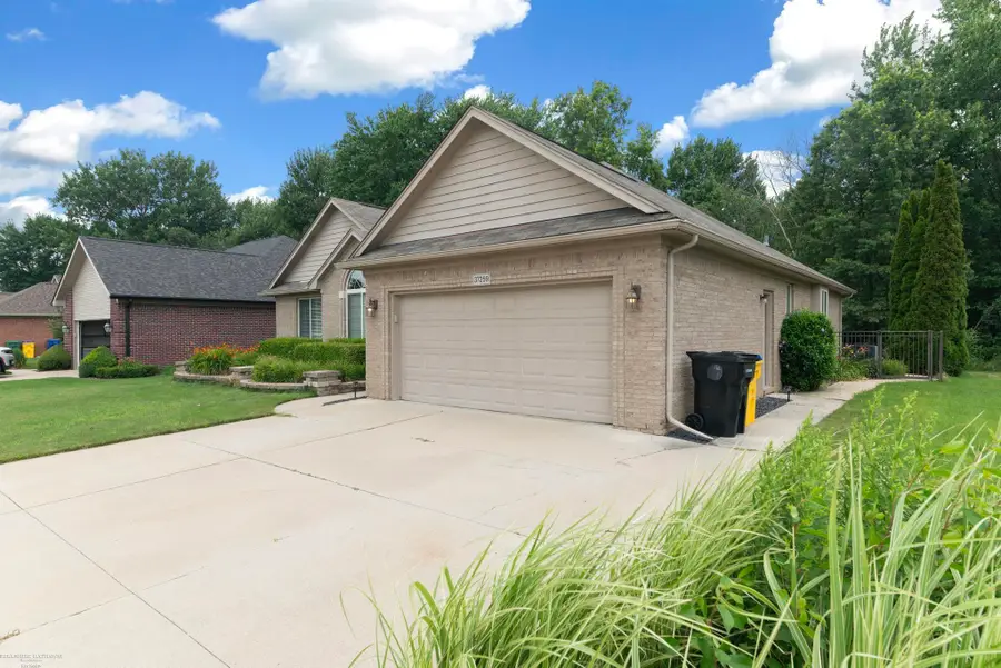 37259 Willow Creek LN, New Baltimore, MI 48047 - #3