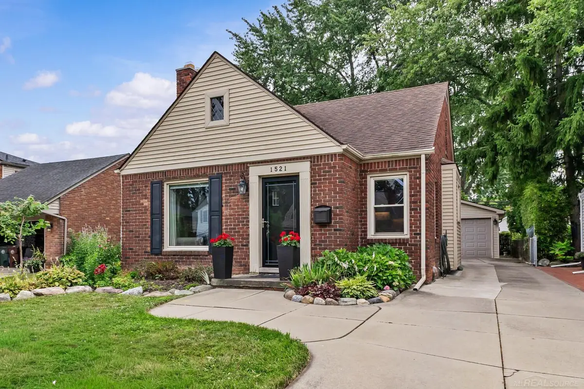 1521 Hampton RD, Grosse Pointe Woods, MI 48236 - #1