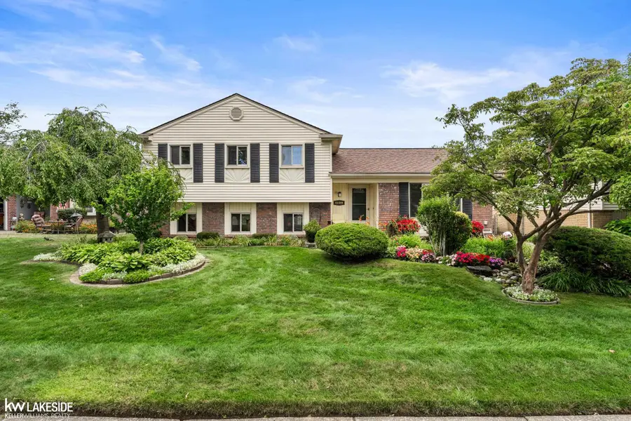 41499 Harvard DR, Sterling Heights, MI 48313 - #2