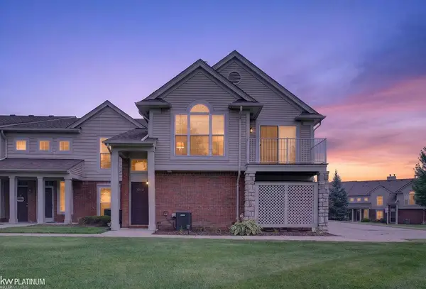 52133 Naugatuck DR, Macomb, MI 48042