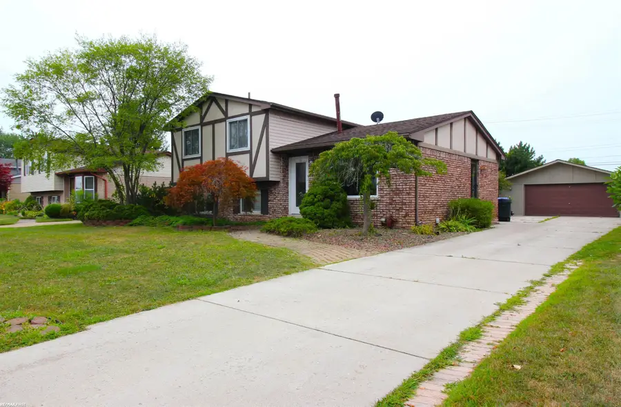 17164 Anita ST, Fraser, MI 48026 - #2