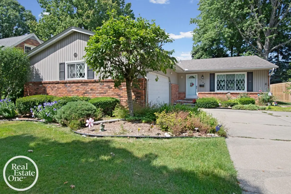 1196 Hawthorne RD, Grosse Pointe Woods, MI 48236 - #1