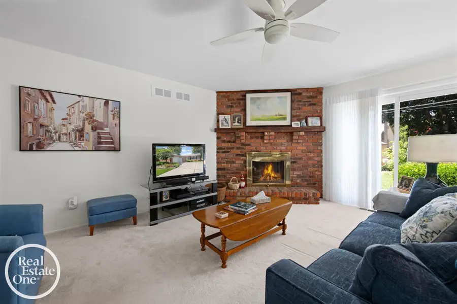 1196 Hawthorne RD, Grosse Pointe Woods, MI 48236 - #3