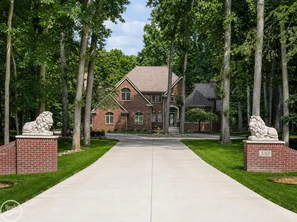3180 Canyon Oaks TRL, Milford, MI 48380