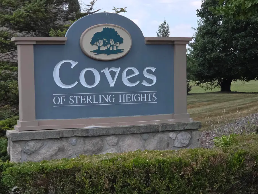 33917 Lakewood DR, Sterling Heights, MI 48312 - #2