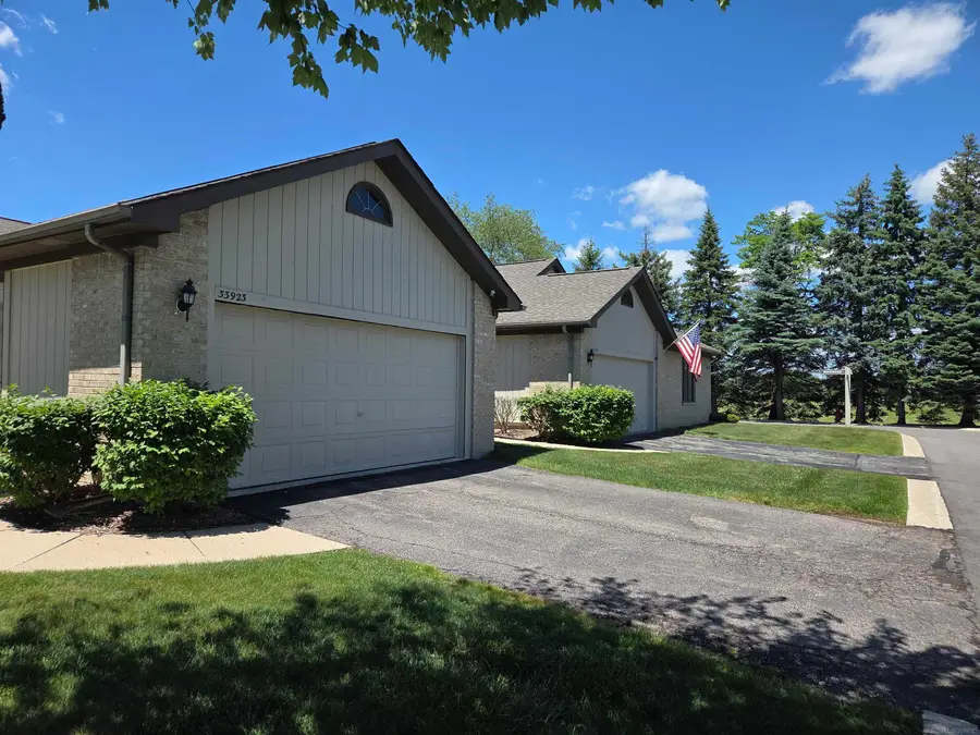 33917 Lakewood DR, Sterling Heights, MI 48312 - #3