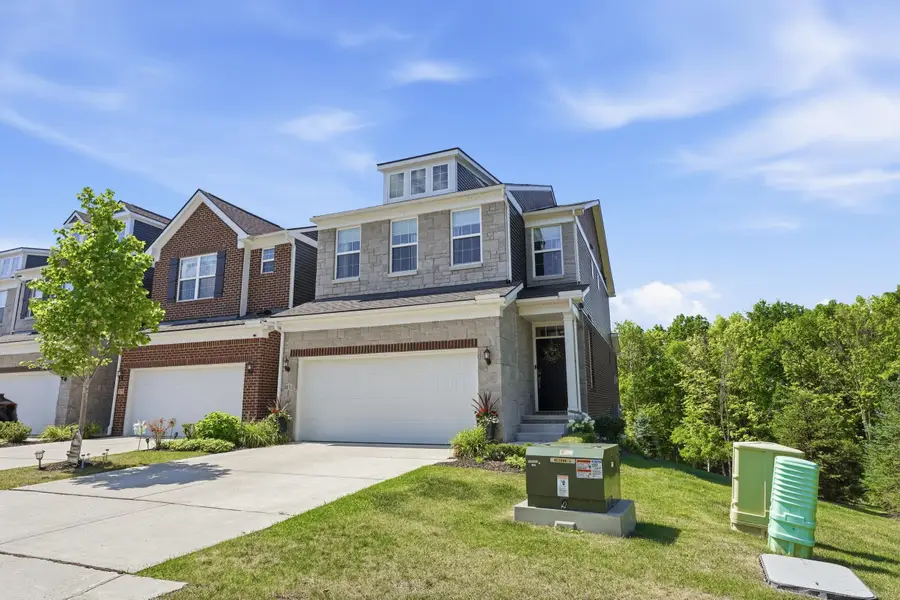 381 Strawberry DR, Rochester Hills, MI 48307 - #2