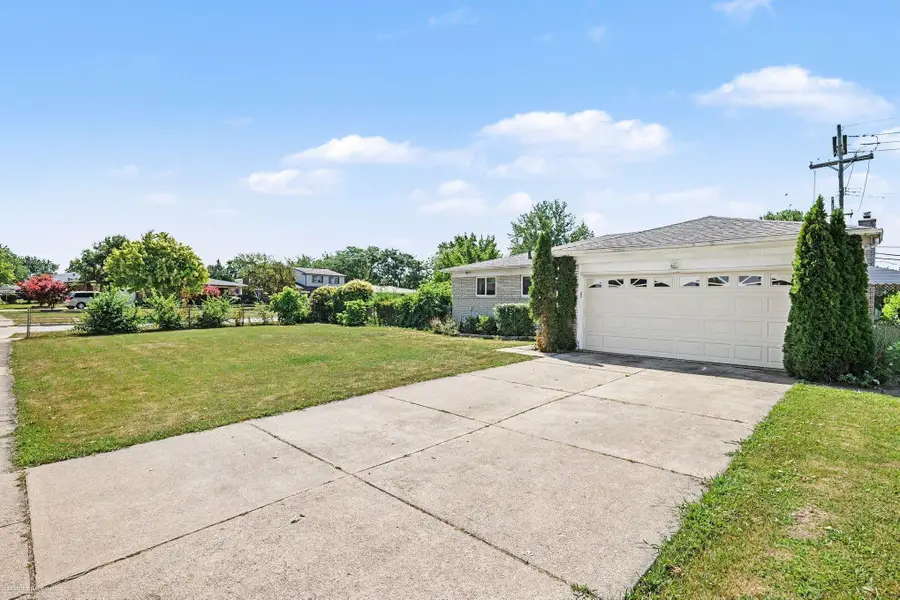 33221 Clifton DR, Sterling Heights, MI 48310 - #2